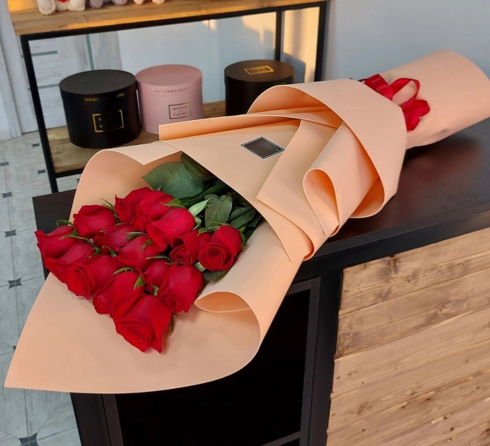 Qırmızı rozalar fərqli düzülüşdə