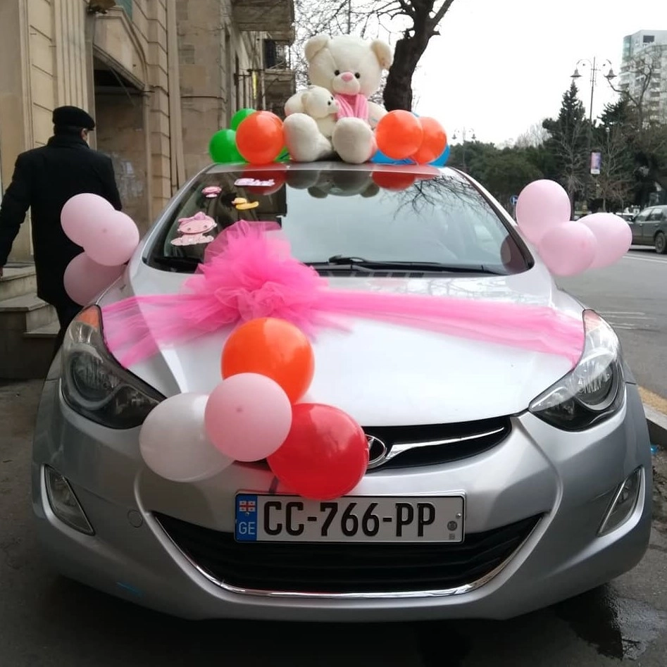 Maşın bəzəyi şarlarla