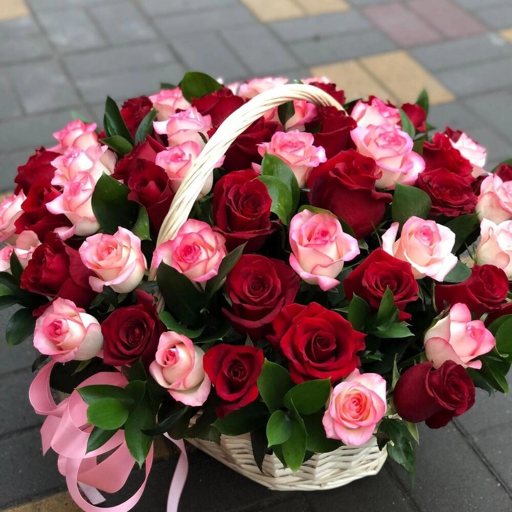 Rozalarla gül səbəti