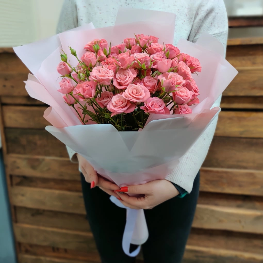 Kustavoy roza buketdə
