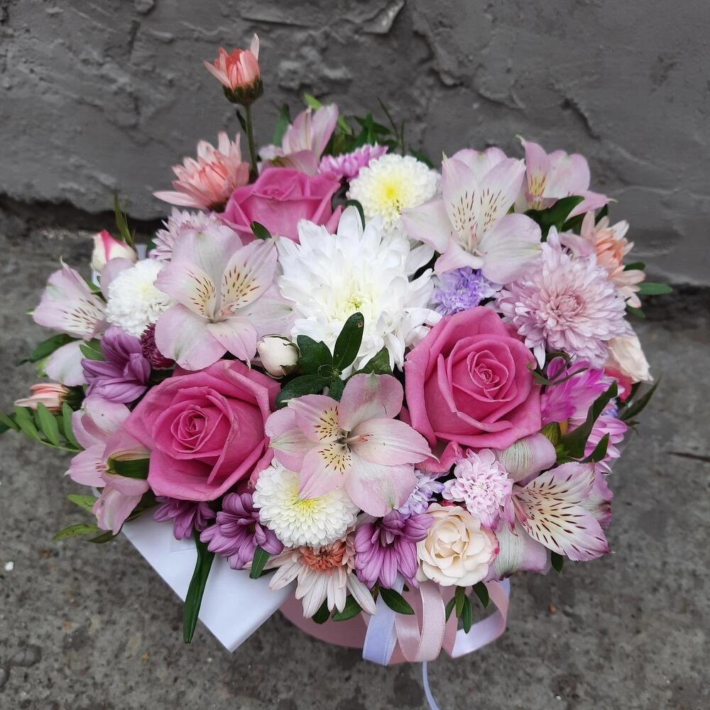 Qutuda güllər çəhrayı tonlarda