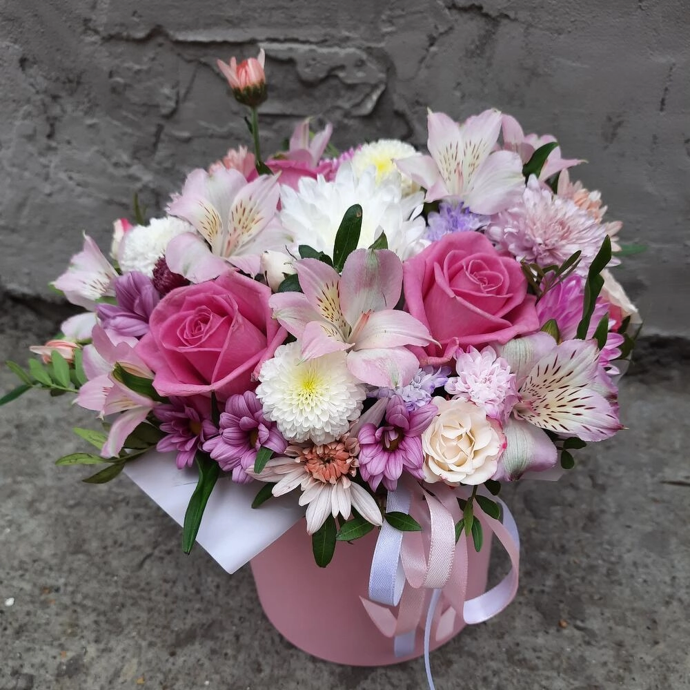 Qutuda güllər çəhrayı tonlarda