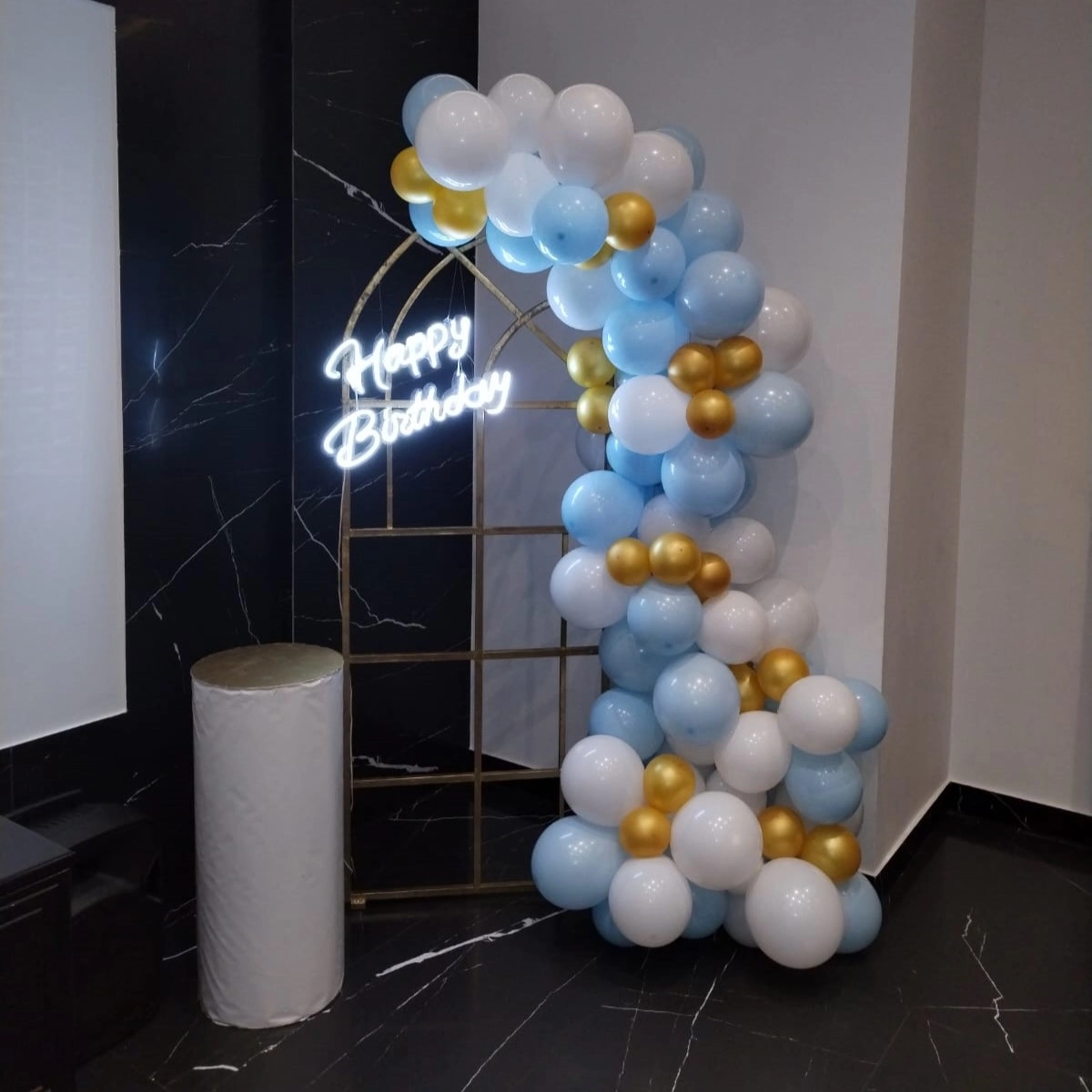 Ad günü dekoru neon işıqla Dekorasiya