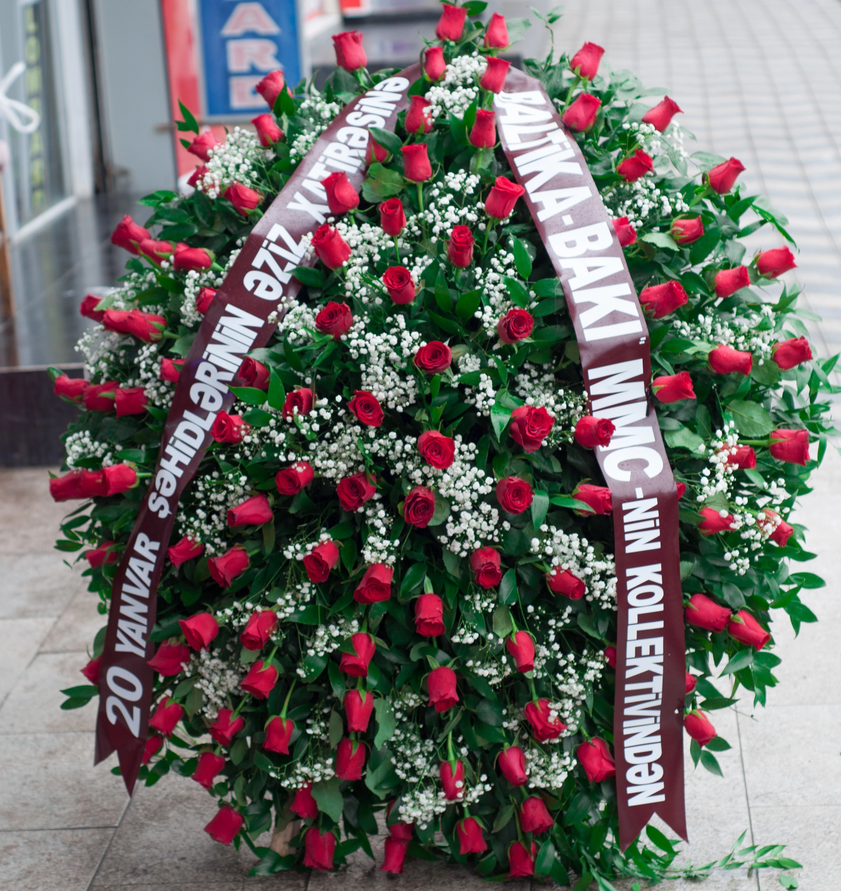 Əkilil rozalarla Kompozisiya