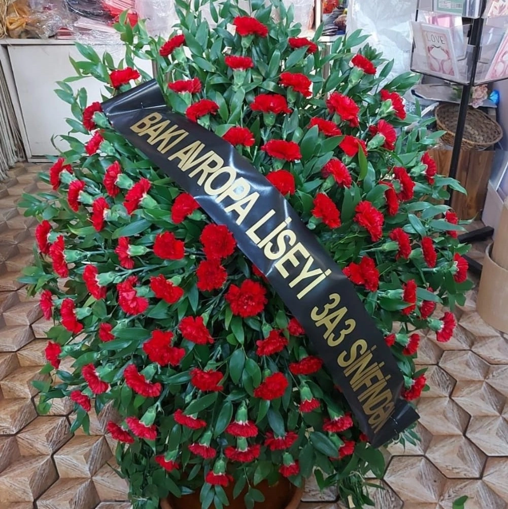 Əklil təbii qərənfillə Kompozisiya