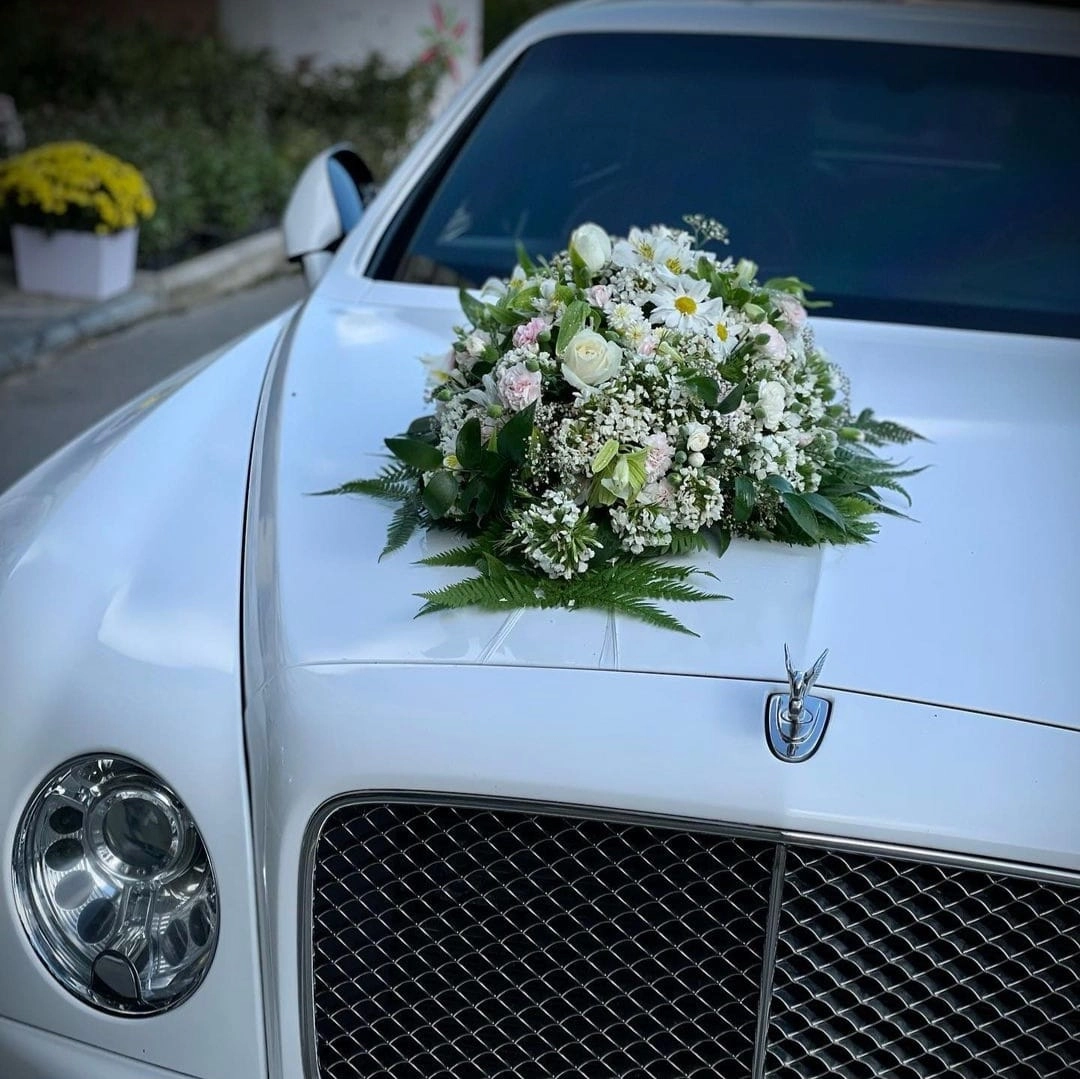 Gəlin maşını bəzəyi ağ güllərlə Toy
