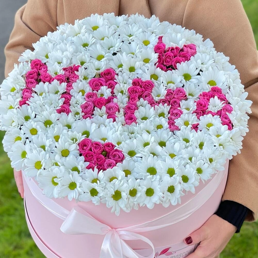 Güllər "MAMA" yazısı ilə 8 mart