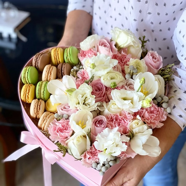 Güllər və macarons 8 mart