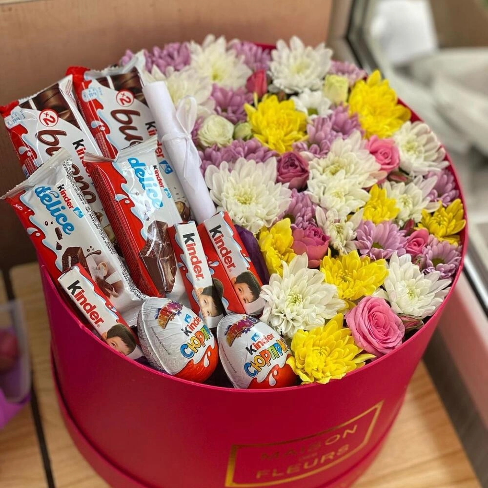 Kinder qutusu papatyalarla Qutuda güllər
