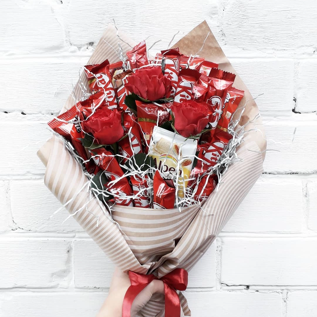 Kit-kat buketi güllərlə Şokoladla