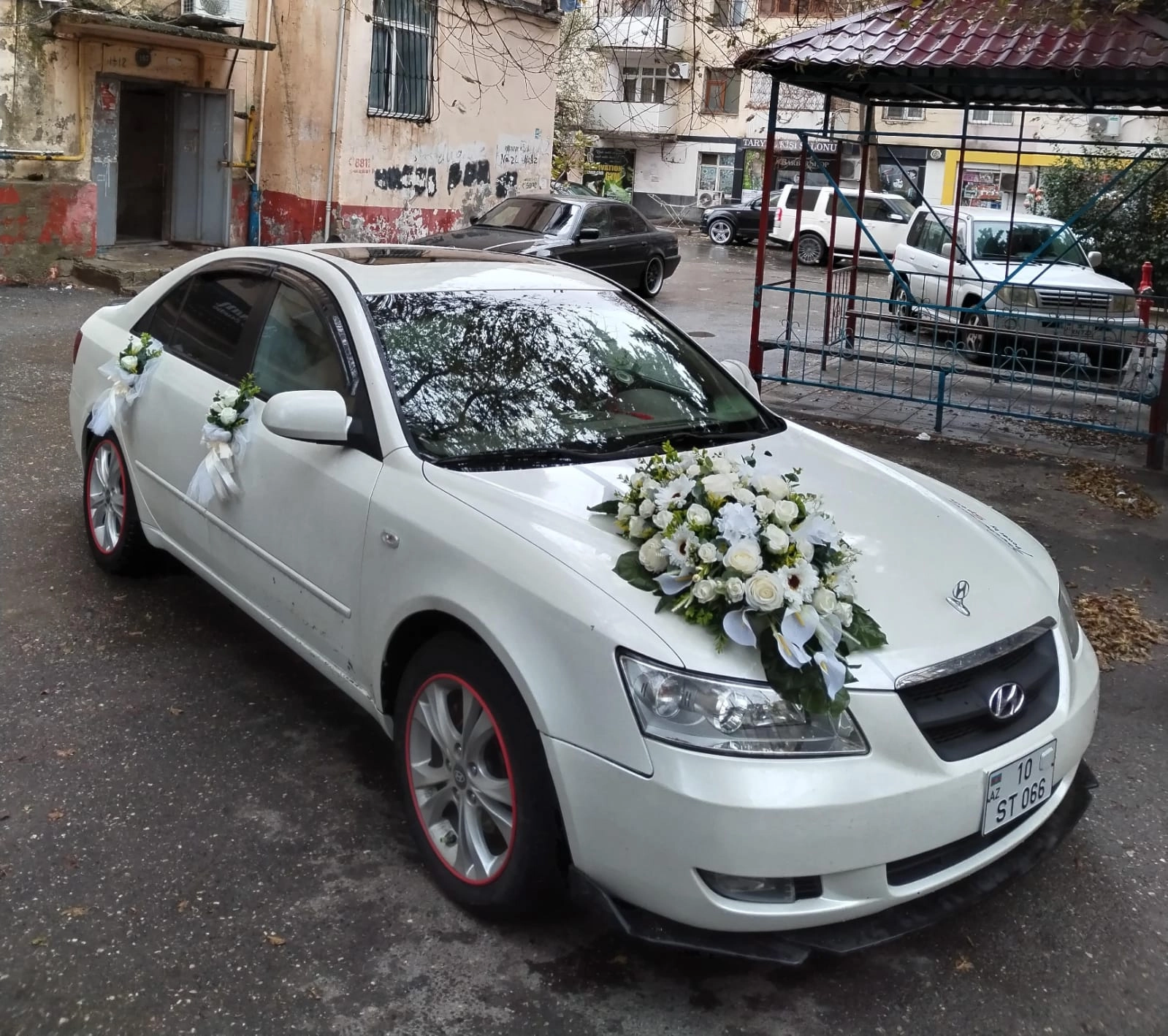 Maşın bəzədilmə ağ güllərlə Maşın bəzəmə