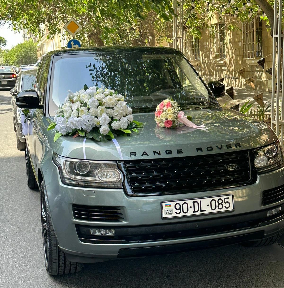 Maşın bəzəyi ağ güllər Maşın bəzəmə