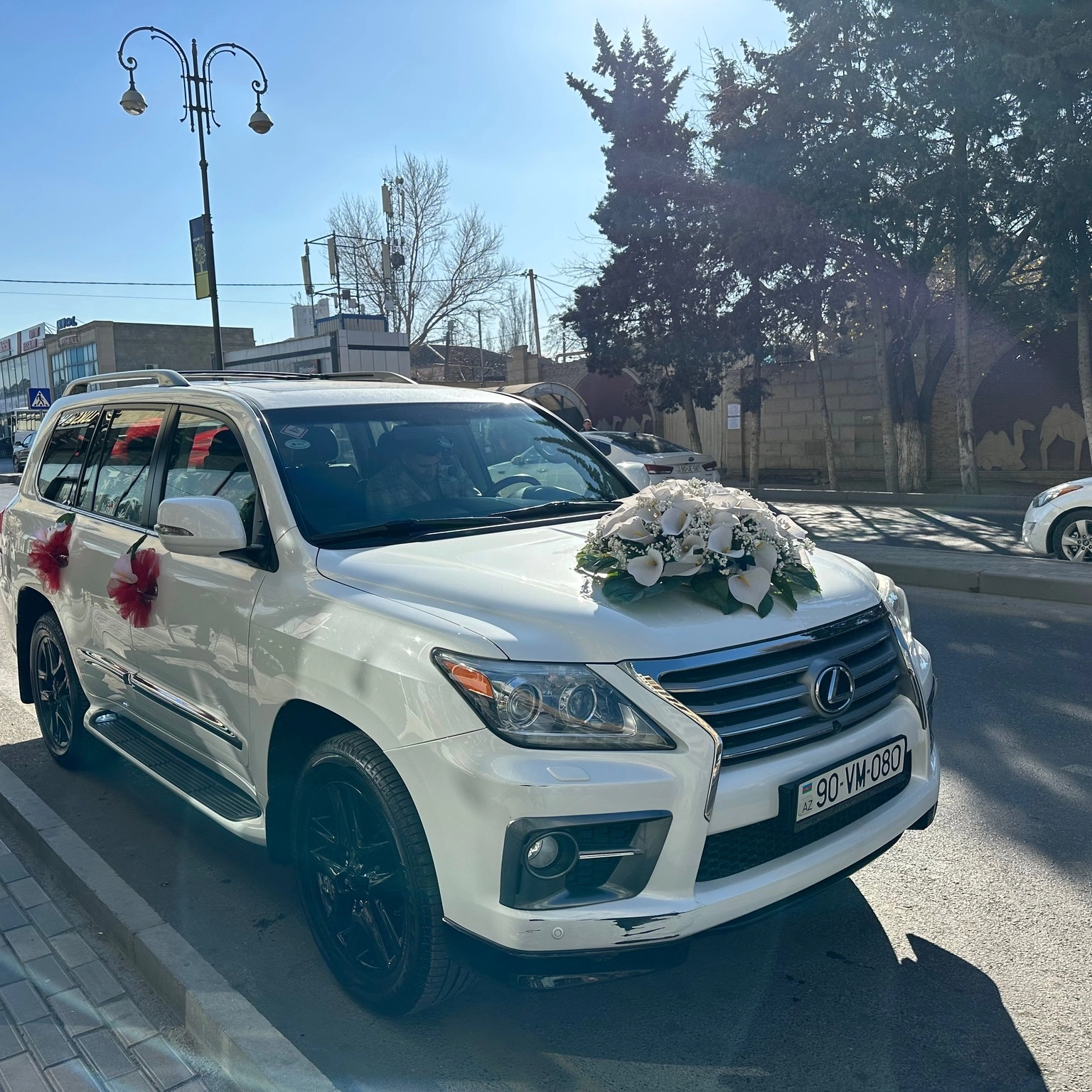 Maşın bəzəyi süni güllərlə kirayəsi Toy