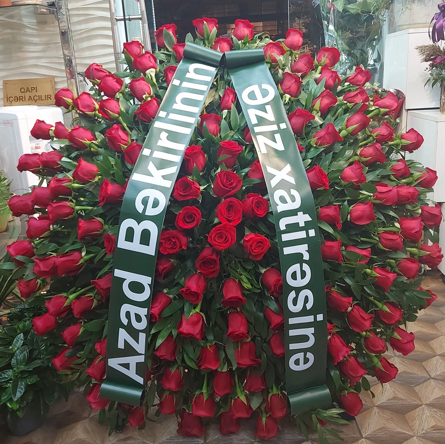 Məzar üstü güllər Kompozisiya