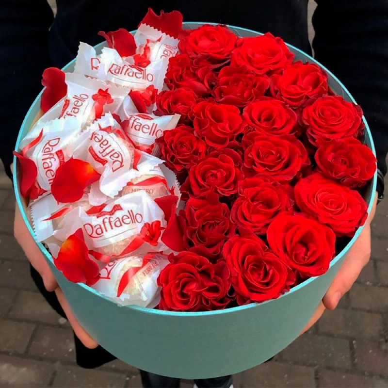 Qırmızı roza və raffaello 8 mart