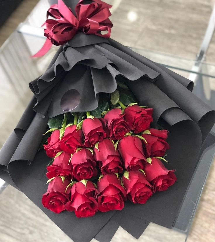 Qırmızı rozalar foamiran bağlamada Qızılgül