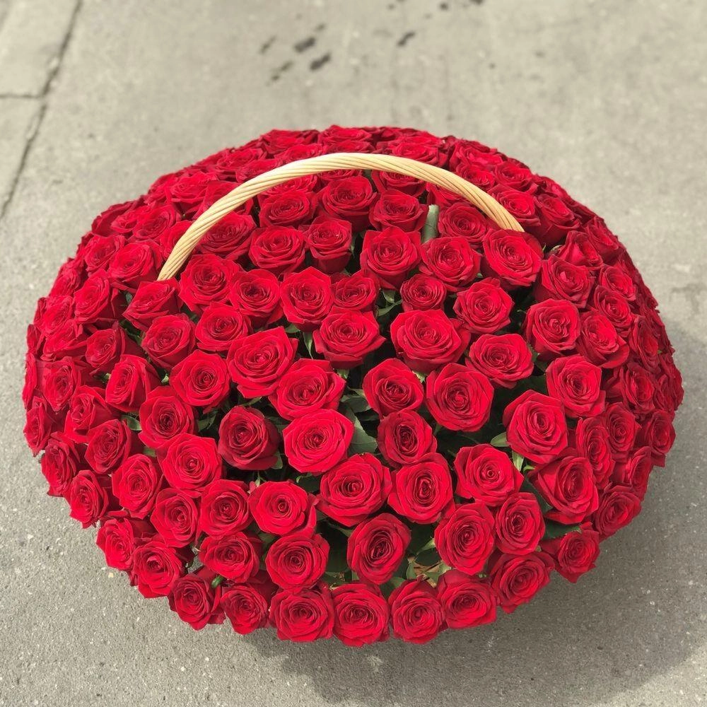 Qırmızı rozalarla gül səbəti Qızılgül