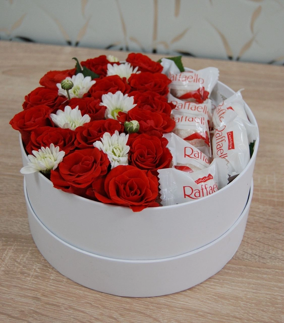 Qutuda güllər raffaello ilə 8 mart