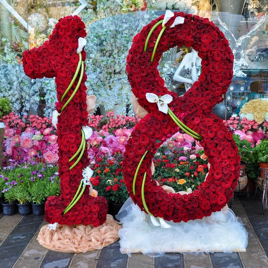 Rozalarla möhtəşəm 18 rəqəmi 8 mart