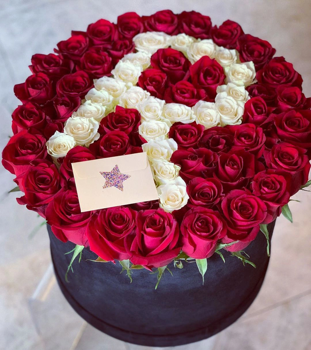Rozalarla qutuda R hərfi 8 mart