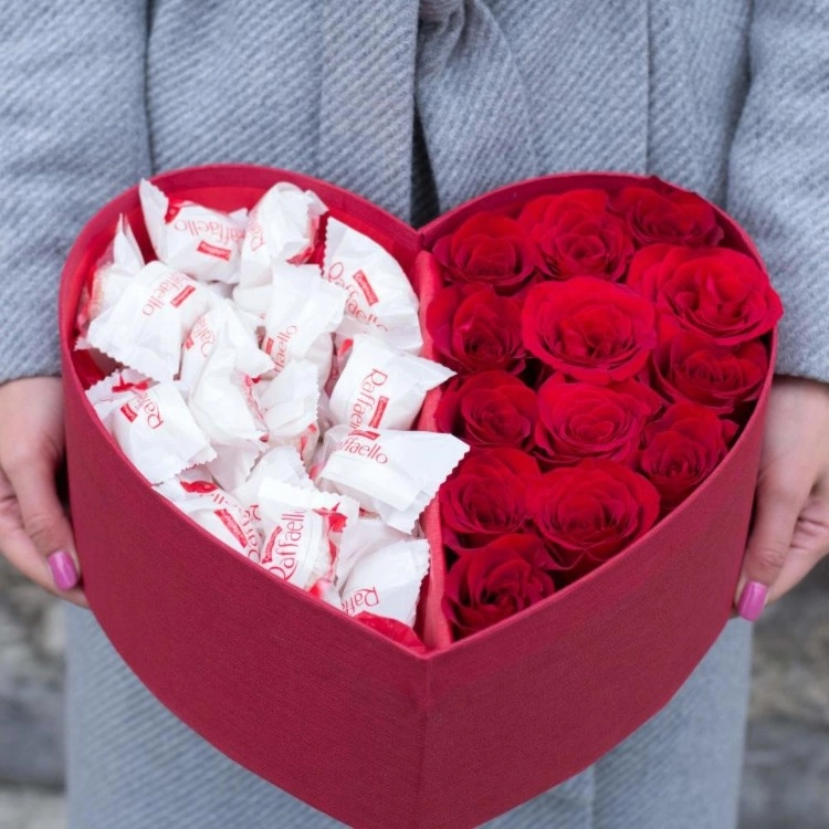 Ürək qutuda roza və raffaello 8 mart